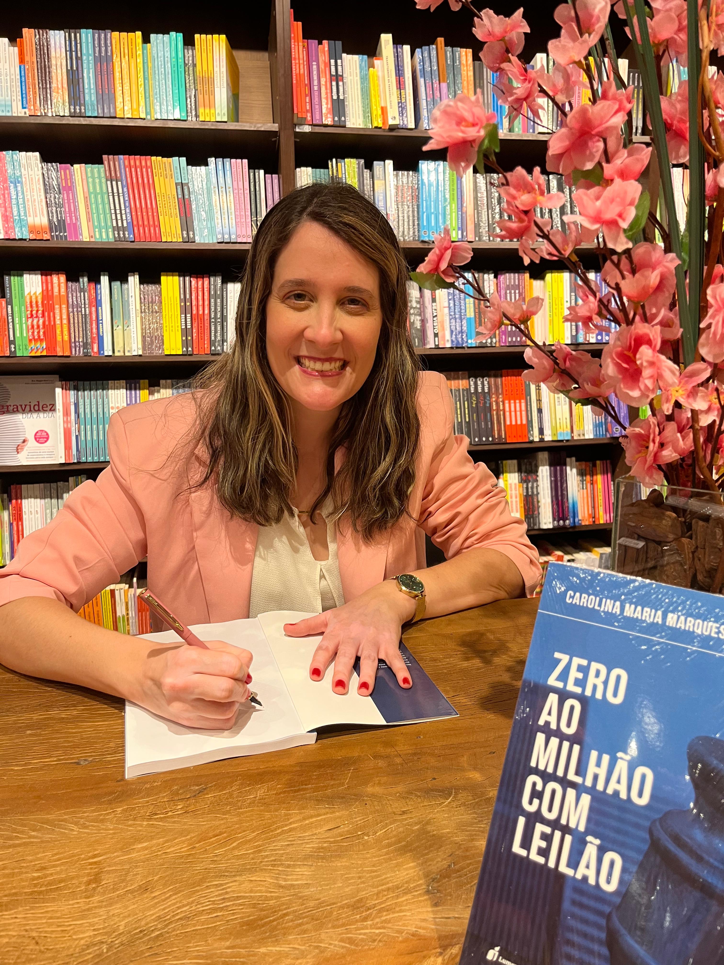 Carol Marques autografando o livro Zero ao Milhão com Leilão